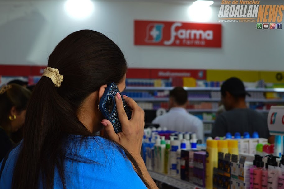 Cliente falando ao telefone na loja